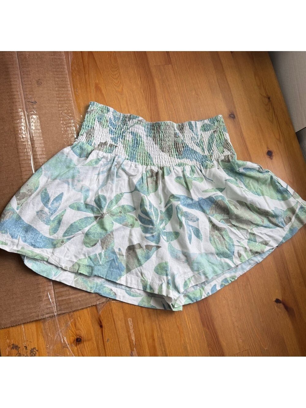 En crème shorts size large